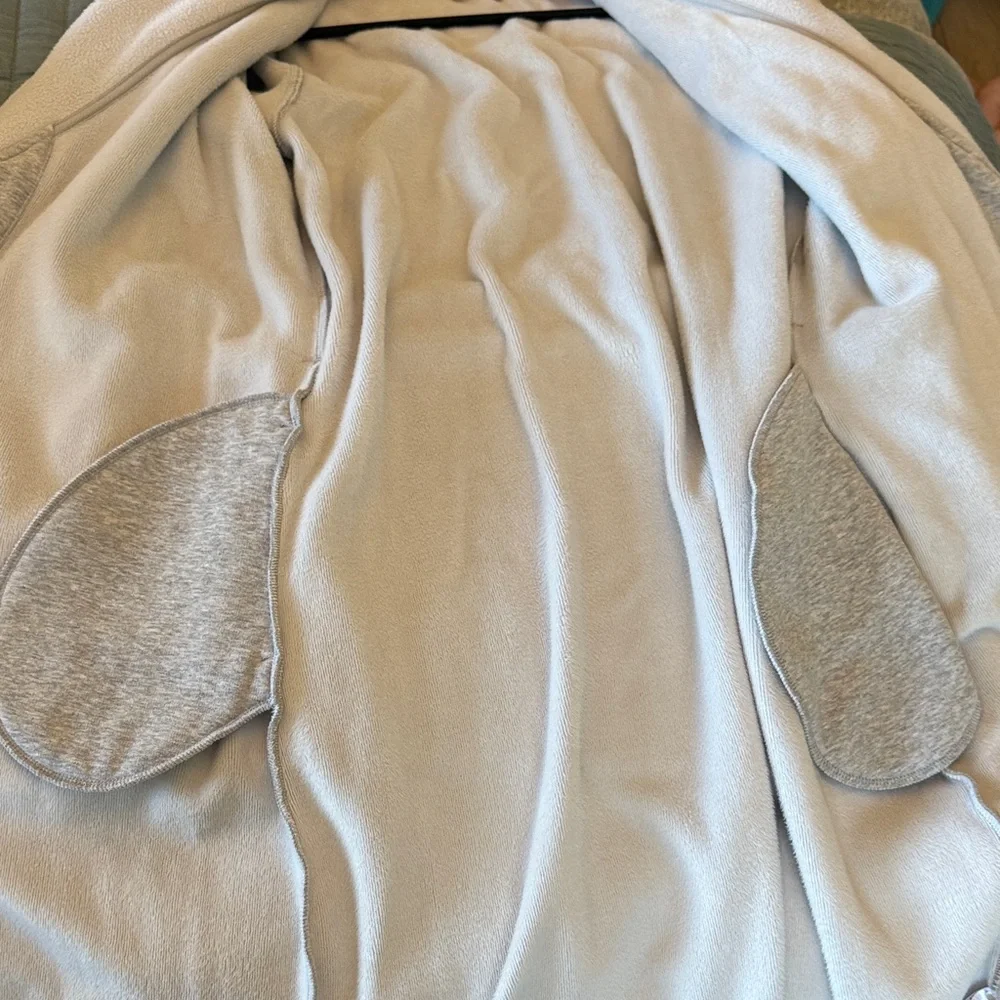 UGG Soft Gray Robe - Picture 6 of 9